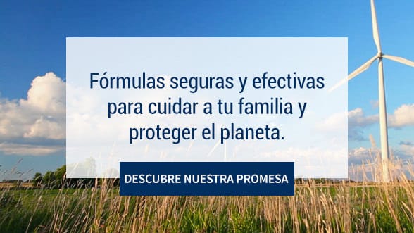 Imagen con fondo de un campo amplio con un parque eólico. Descubre nuestra promesa con fórmulas seguras para cuidar tu familia y el planeta.